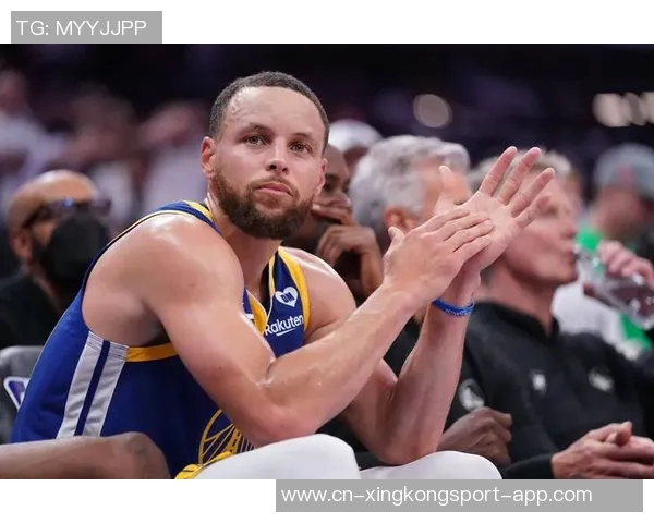 库里半场表现抢眼7投5中贡献14分2助攻三分球命中率高达60成为全队得分王 库里半场表现抢眼7投5中贡献14分2助攻三分球命中率高达60成为全队得分王