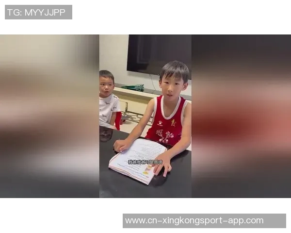 周琦儿子糊糊与曾凡博亲密互动温馨瞬间引发关注 周琦儿子糊糊与曾凡博亲密互动温馨瞬间引发关注