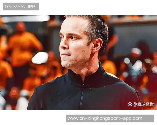 布克赞邓恩今夏训练刻苦展现更强侵略性状态提升显著 布克赞邓恩今夏训练刻苦展现更强侵略性状态提升显著