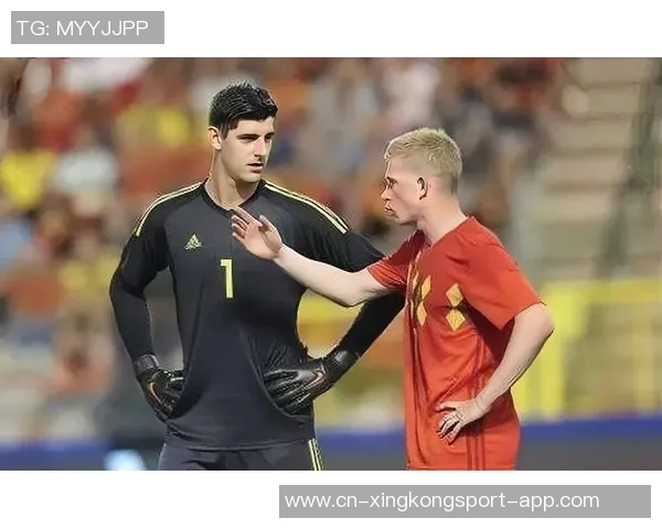 妻子社交媒体分享与库尔图瓦游戏夜照片展现休闲时光的乐趣 妻子社交媒体分享与库尔图瓦游戏夜照片展现休闲时光的乐趣