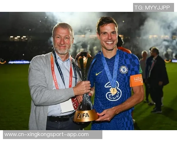 切尔西球迷高呼阿布名字举起BlueCoOut旗帜表达不满情绪